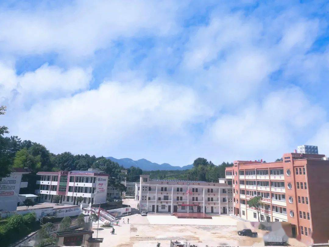 我是党员扎根乡村教育的最美逆行者