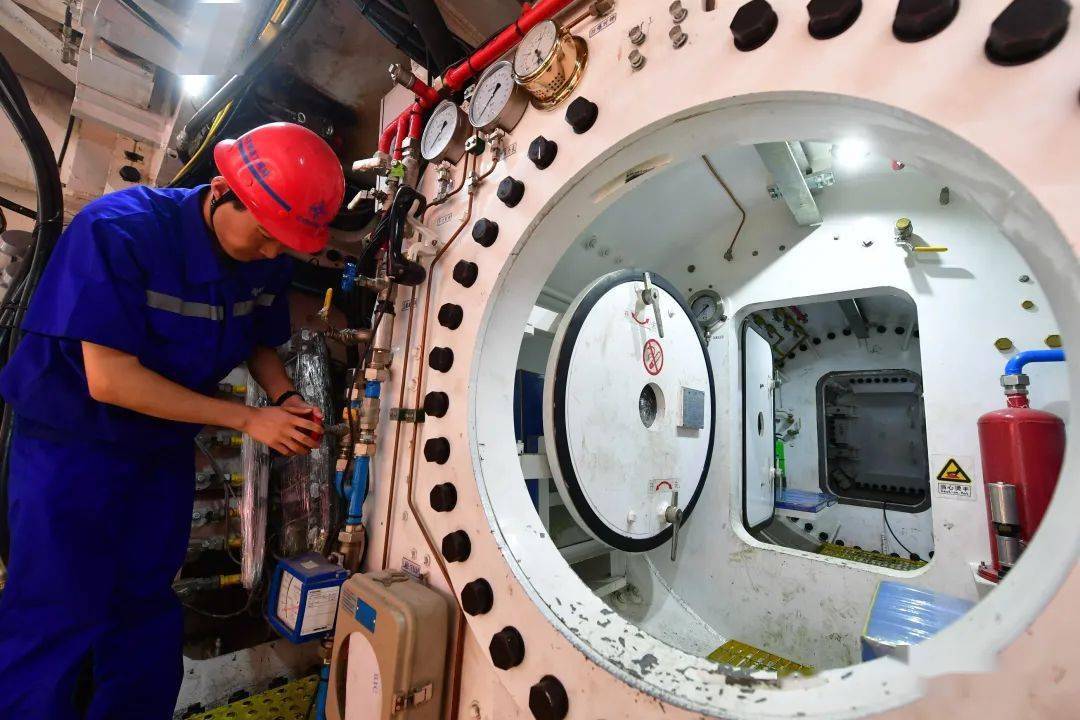 在气泡舱后面有两个人舱,工作人员要进入气泡舱检修掘进刀头时,需通过