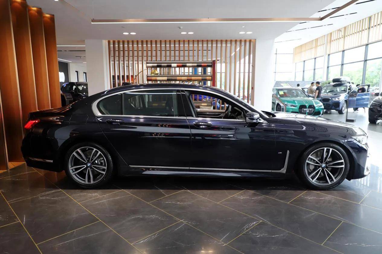 落地280万新一代宝马760来了配66t引擎s级拿什么比