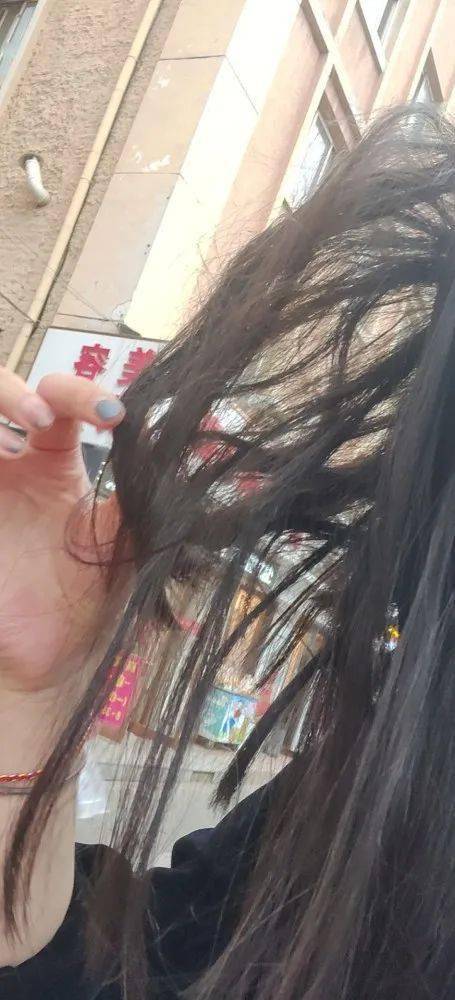 好气大连一女子等公交车时头发和裙子被人无故涂上胶水