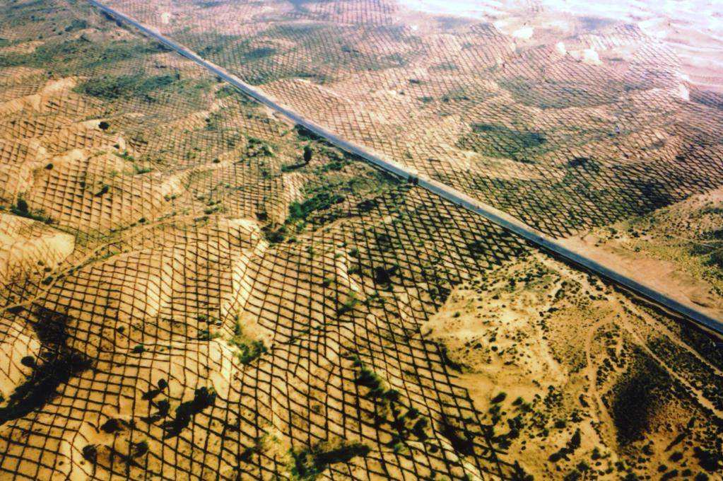 内蒙古自治区鄂尔多斯市境内的库布其沙漠生态治理项目区(新华社记者