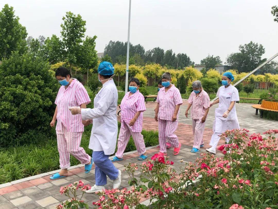 医护|新闻8点见丨揭秘航天员的“天宫”生活：有包裹式淋浴间