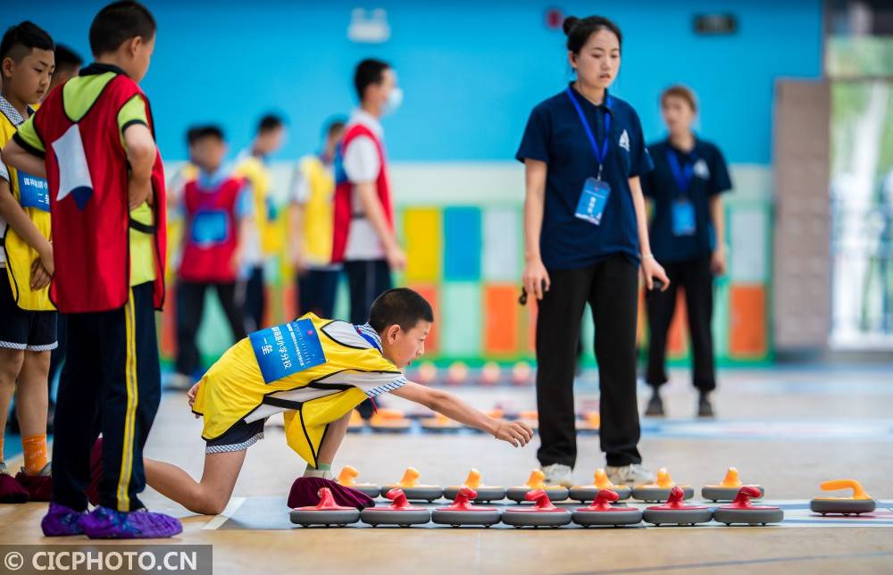 内蒙古呼和浩特:首届中小学生旱地冰壶比赛开赛