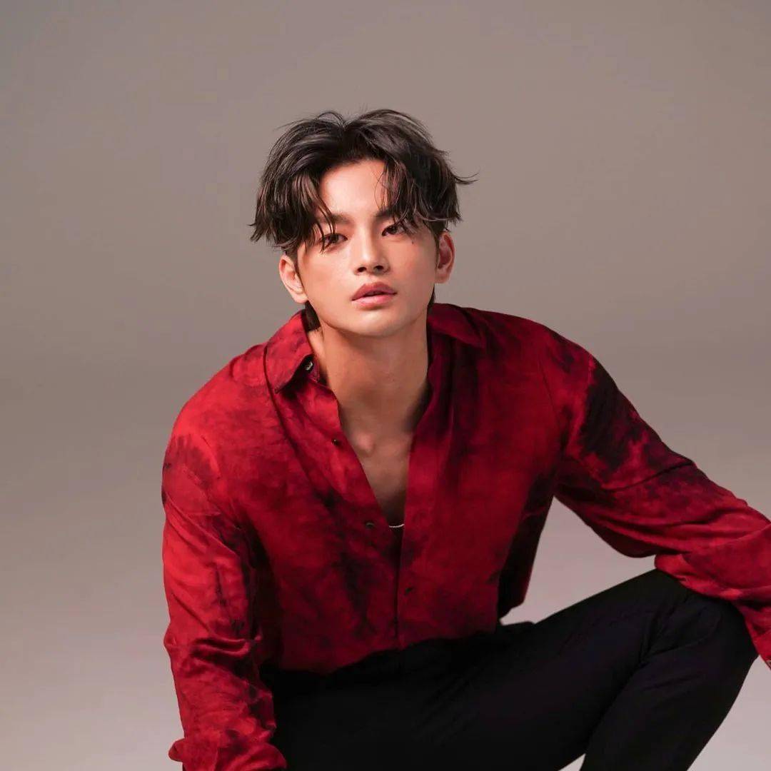 在遍地花美男的韩国,徐仁国并非第一眼帅哥的类型,但他整容般的演技