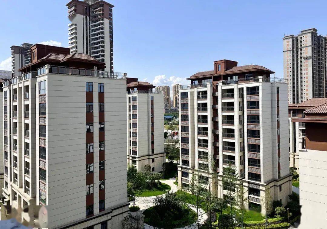 梧桐山庄整体打造为庄重典雅的新中式风格,别墅级全坡屋面,亭台楼阁