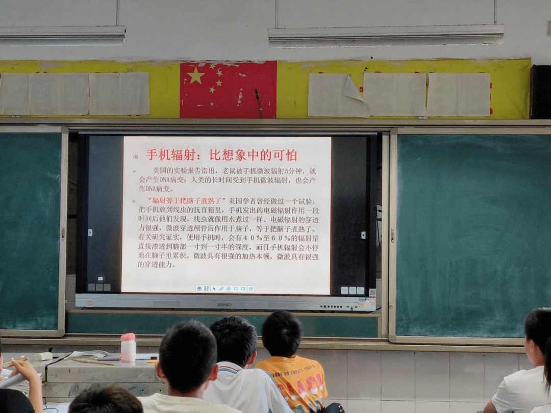 各班積極組織開展主題班會,老師們通過展示圖片,觀看視頻,案例分享多