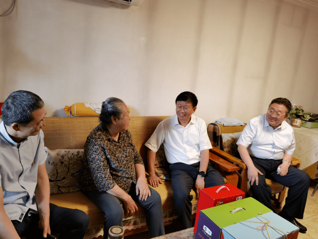 6月16日,局党组书记,局长苗立峰一行来到朝阳区酒仙桥街道走访慰问