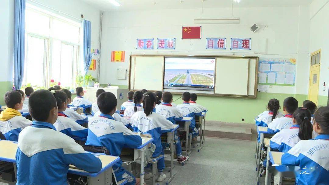 一大早,岷县南川小学的同学们整整齐齐坐在教室,在老师的组织下认真