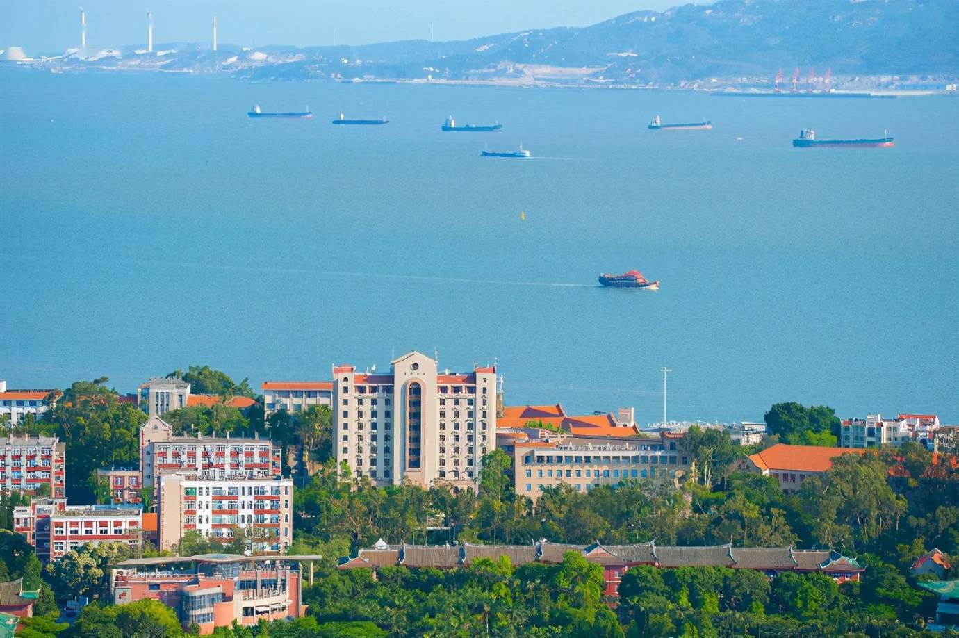 中國最美大學廈門大學,依山傍海,隨處可見古蹟建築,校史逾百年