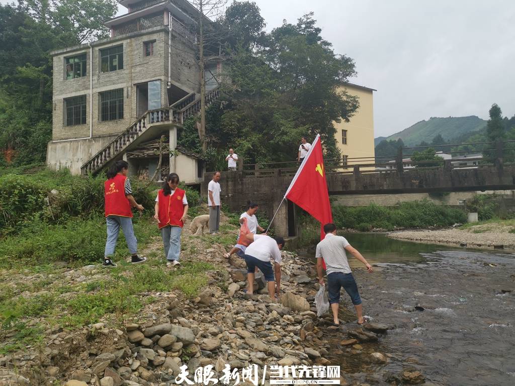 我为群众办实事剑河敏洞乡开展巡河垃圾分类宣传实践活动