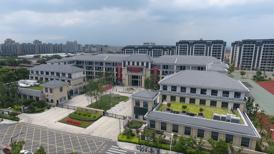 白沙小学位于衢州东南的智造新城,学生来自13个民族,21个省份.