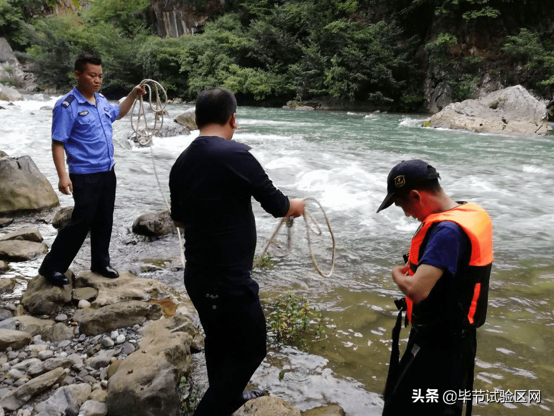 河水暴涨！一男子被困河中，毕节警方紧急救援田坎乡 6195