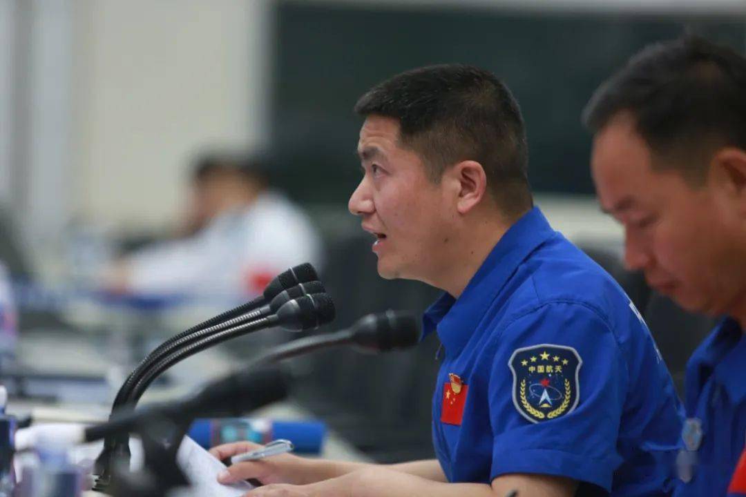 "从212号到0号,他走了18年……_邓小军