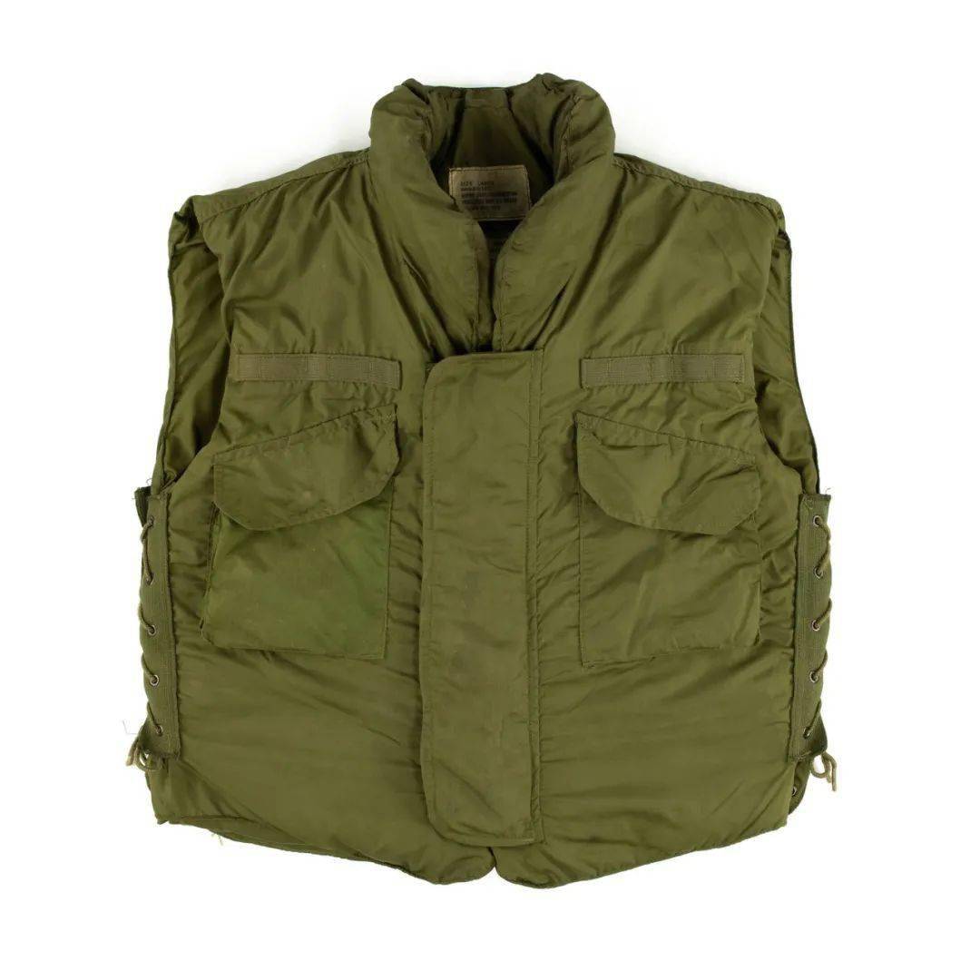 2. i hope youre wearing your flak jacket.但愿你穿好来了防弹衣.