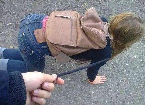 搞笑gif这是谁家的女朋友这么调皮要打屁股的