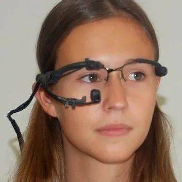 研究者又选择使用头戴式眼动仪设备记录被试在完成任务时的眼动过程和