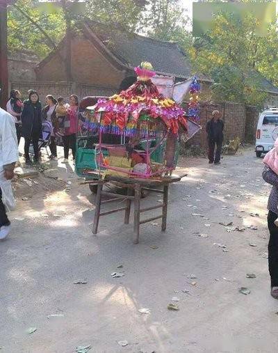 之所以要出家门,是因为民间说,人去世后,不到出殃日是不会出门的,而出