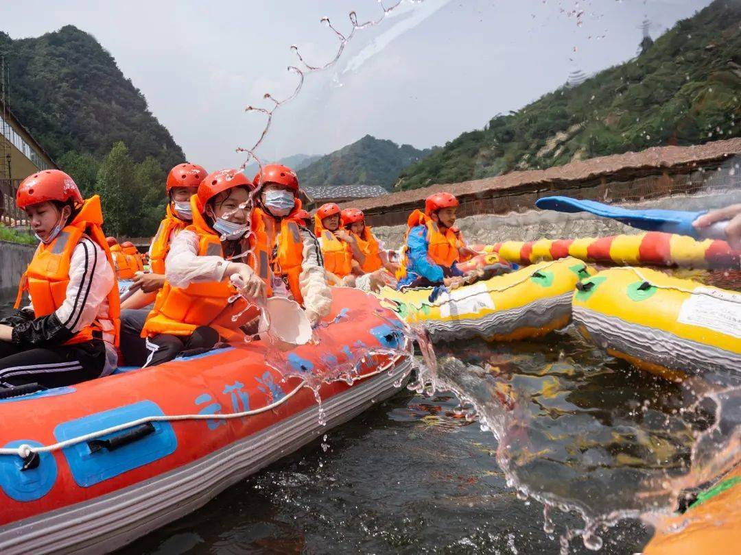 云花溪谷漂流 李海龙 摄景区的最大特点是原生态的自然环境原始古朴的