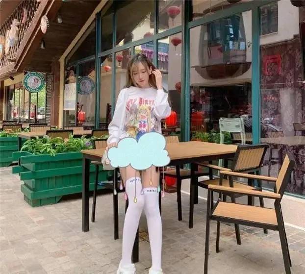 腐团儿首晒光腿神器自拍网友看后照片中出现了明显的空间扭曲