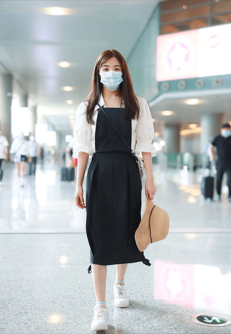 冻龄女孩张含韵真甜穿长靴腿更吸睛了哪像30的人