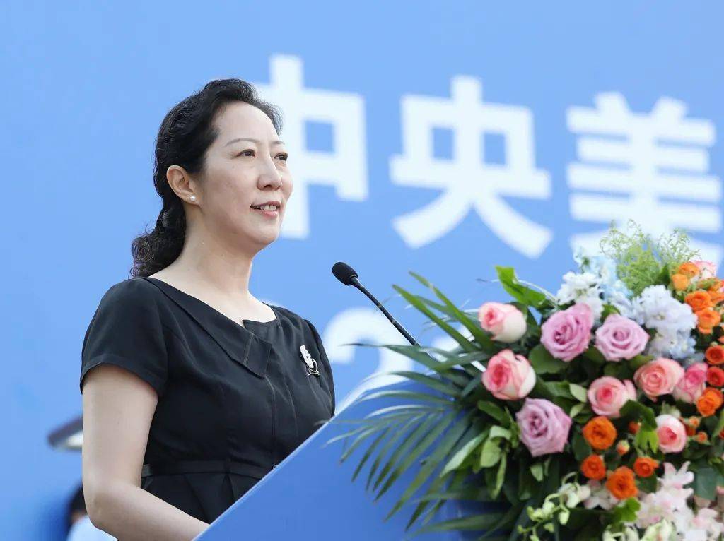 党委副书记王晓琳主持毕业典礼