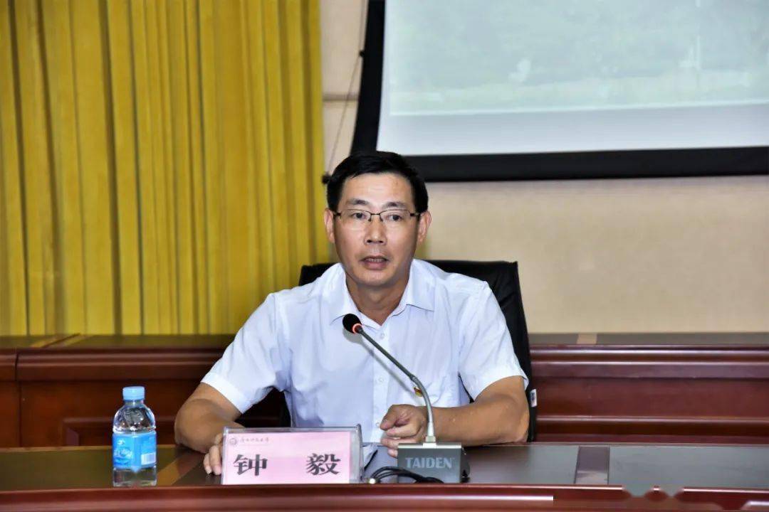 第二位演讲嘉宾钟毅董事长也是一位有27年党龄的老党员,清华大学毕业