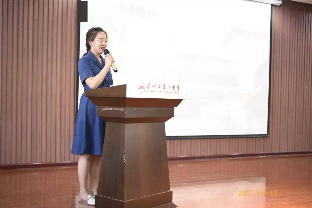 兰州市第八十二中学栗文君老师为师生带来《初心使命永不忘 我以我行