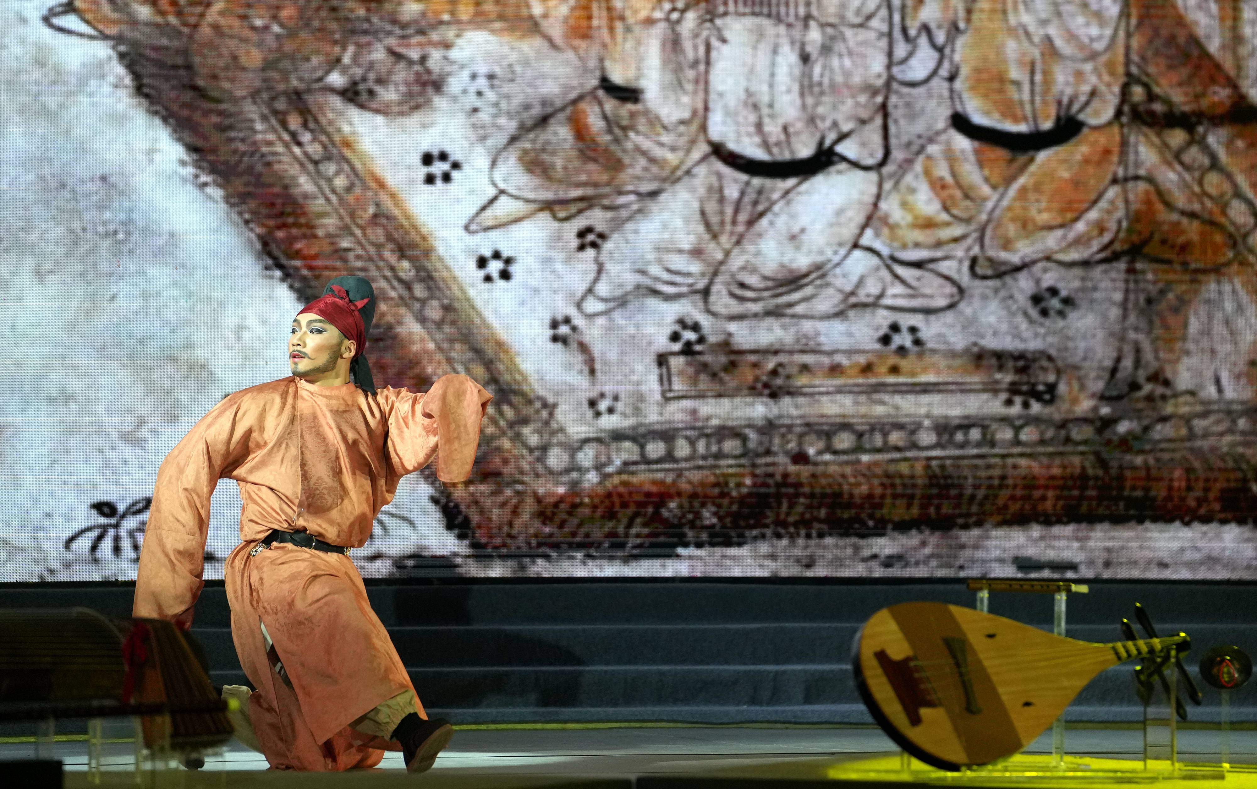 西安音乐学院根据唐代宰相韩休墓壁画《乐舞图》研究创作复现的舞蹈