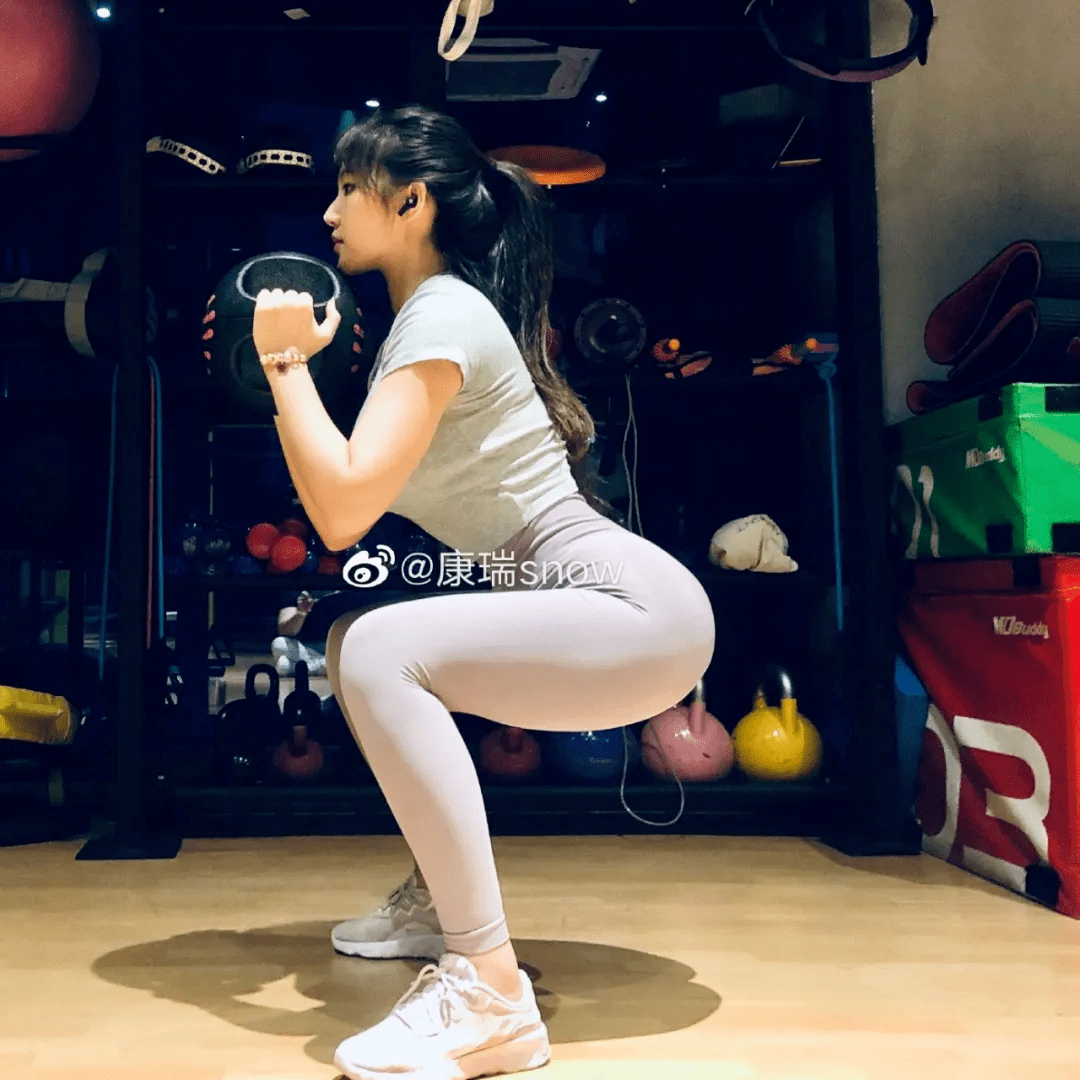 配合高蛋白的健身餐,以及适量有氧运动,从2018年开始,snow从头到脚都