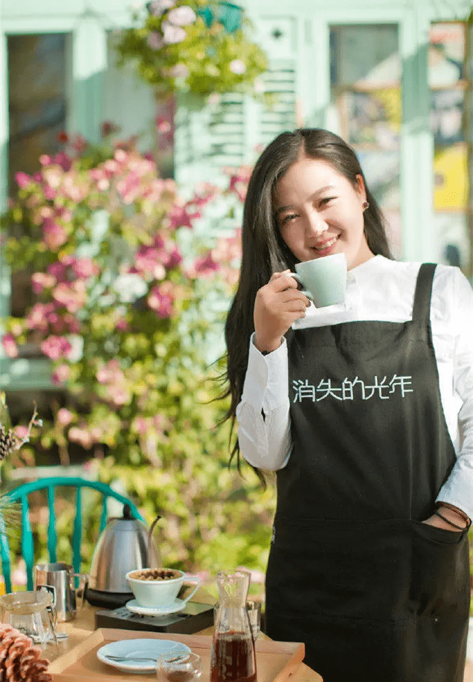 乐坛男神消失10年,跑到丽江为女儿造100栋房子,这样的爸爸慕了慕了