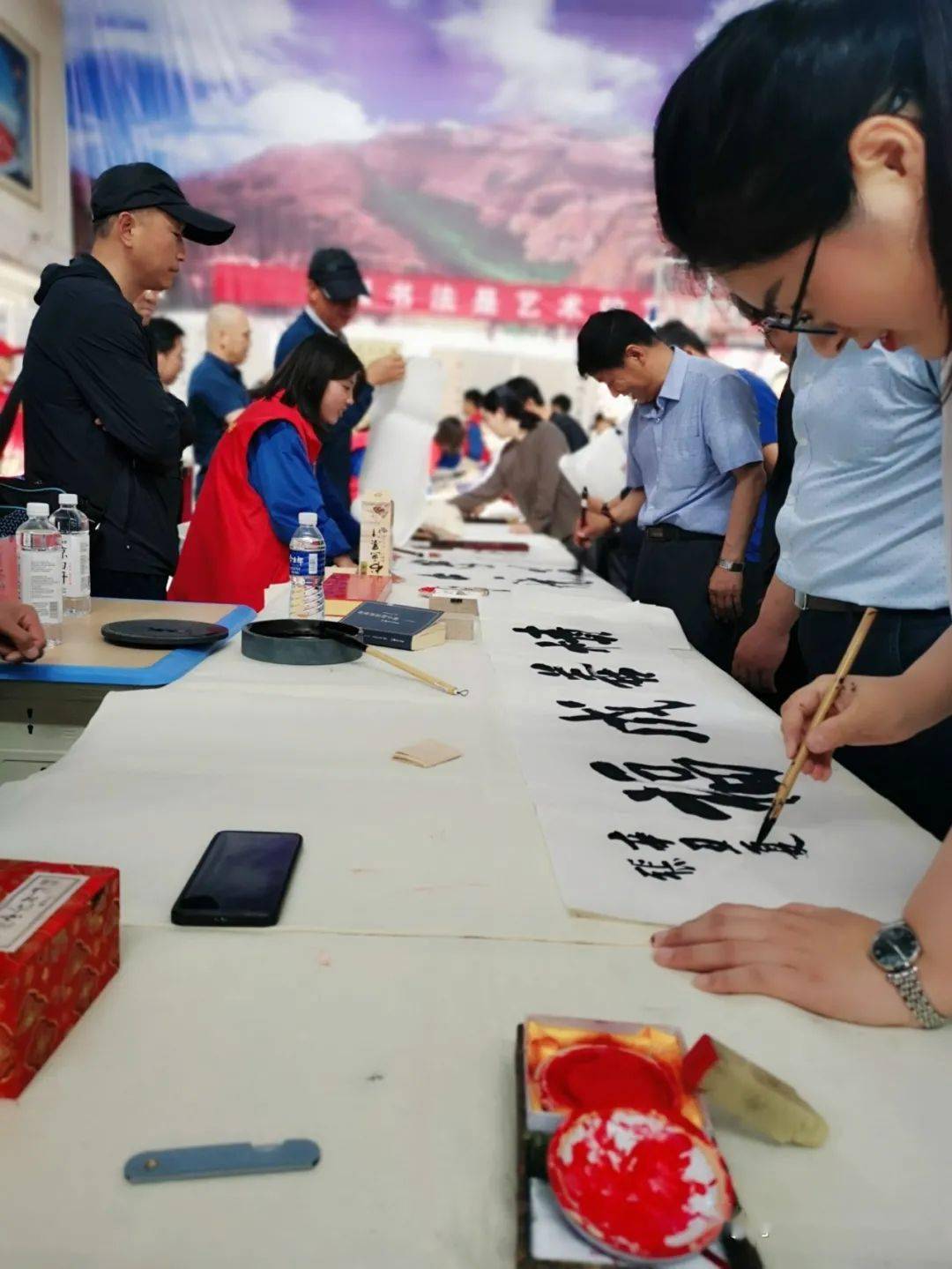 学党史办实事宁夏书法家协会书法进校园活动走进西吉中学