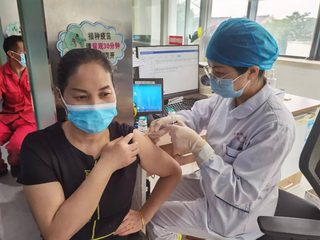 新冠疫苗接种剂次超10亿,疫苗接种护士一天有多忙?
