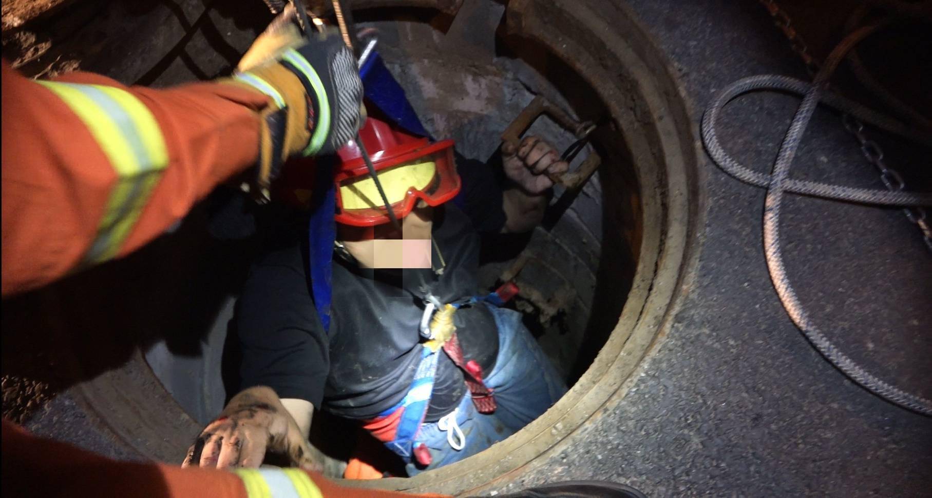 一男子不慎掉入5米深井,消防员8分钟紧急营救