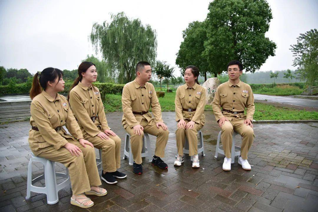 人民法院的五名青年干警正以情景剧形式讲述铜陵渡江英雄赵傍根的故事