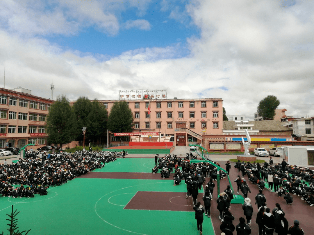 李秀琳6月22日,理塘县中学利用大课间组织开展突发事件应急演练.