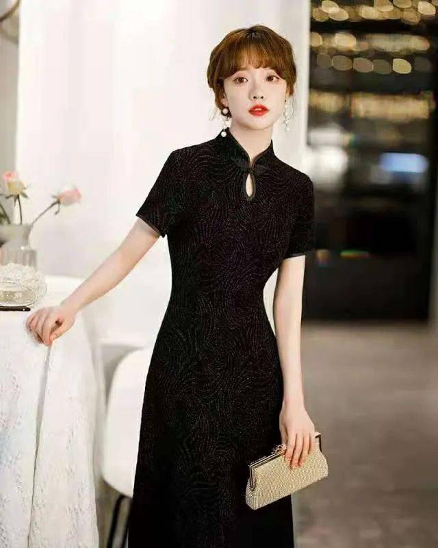 改良版的黑色旗袍连衣裙继承了旗袍的高贵优雅又兼具潮流时尚