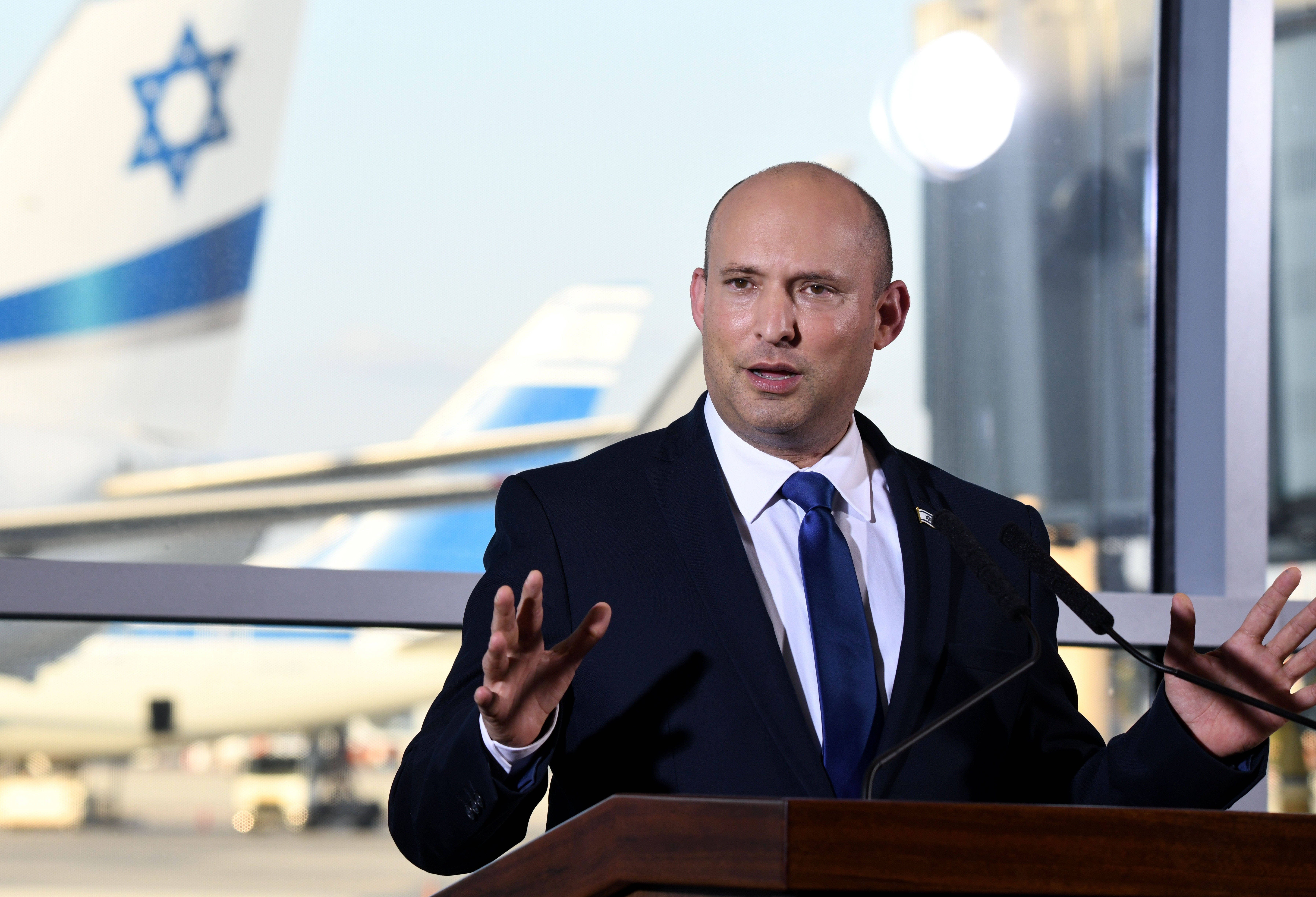 6月22日,以色列总理贝内特在本古里安国际机场发表电视声明