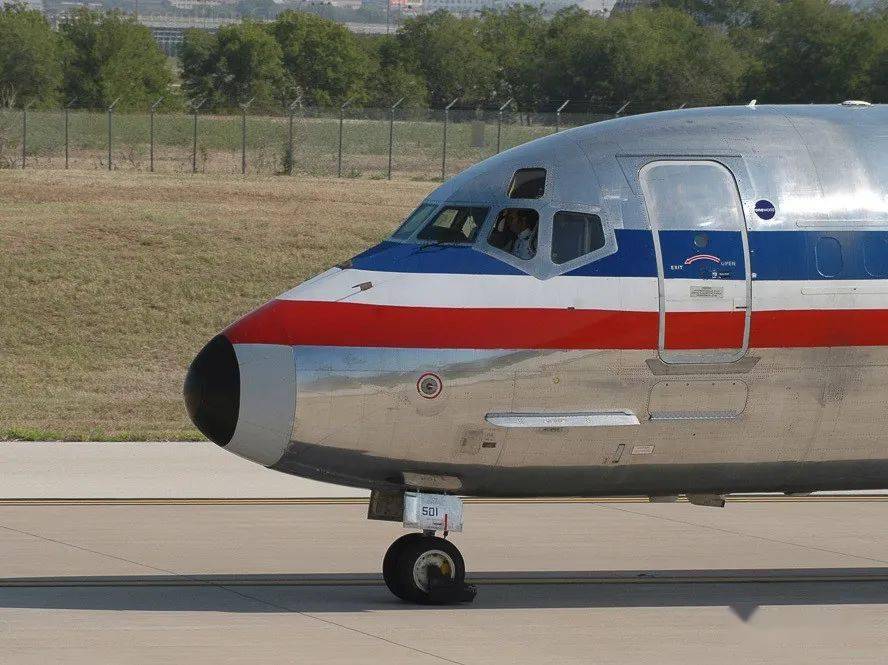 波音737经典型麦道-82利用六分仪导航也给早期的飞行员们带来了不少的