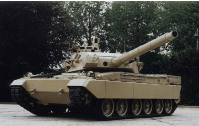 amx-40携带炮弹37发,其中15发放在炮塔里,是常备弹药,其余22发储存在