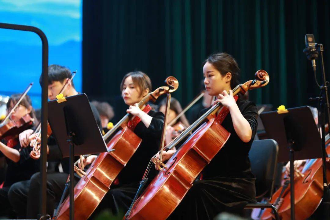 管弦乐合奏《北京喜讯到边寨》