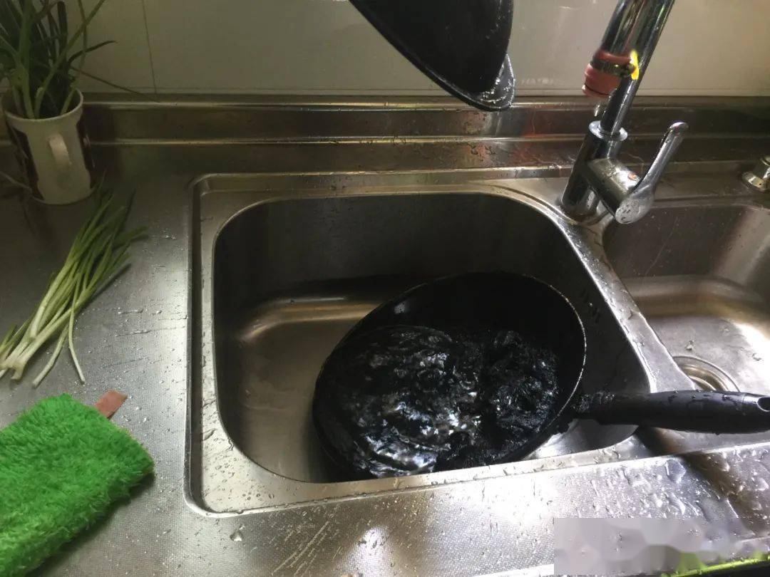 险菜糊了锅糊了