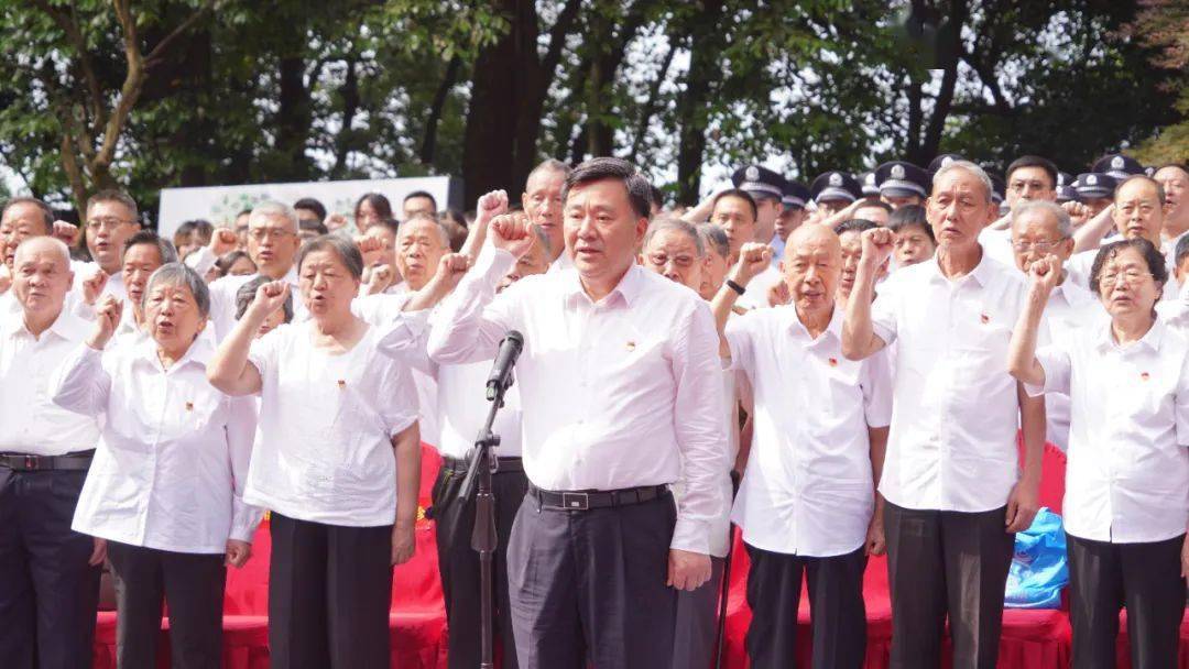 老党员代表及在场其他党员重温入党誓词,宣誓结束后,周旭,彭烨,周继超