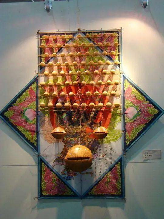 南通板鹞风筝又称"哨口板繇",源于北宋.