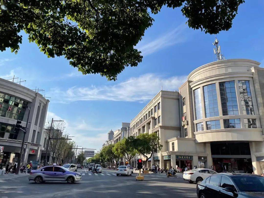 华庭街改造归来民国风情堪比上海南京路白墙灰瓦和蓝天超搭网友随手一