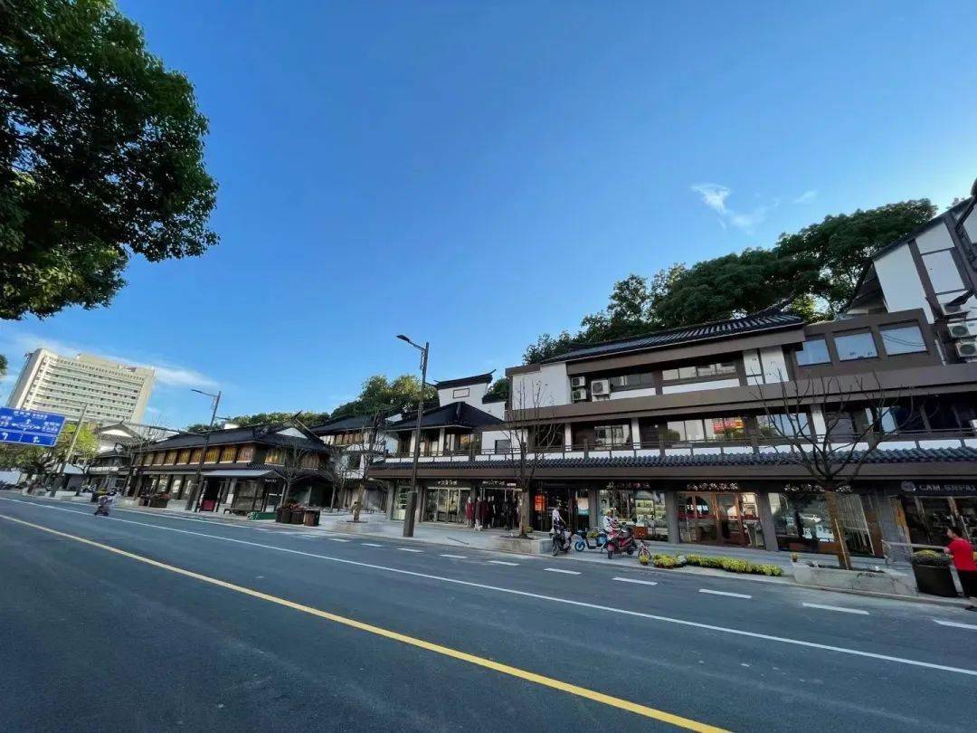 华庭街改造归来民国风情堪比上海南京路白墙灰瓦和蓝天超搭网友随手一