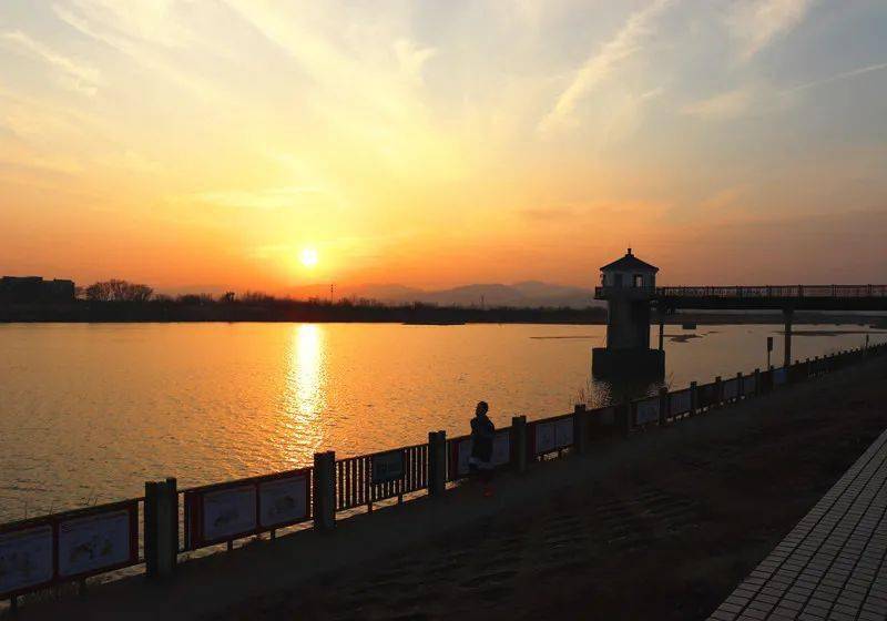 潜山潜水河夕阳烁金如诗如画