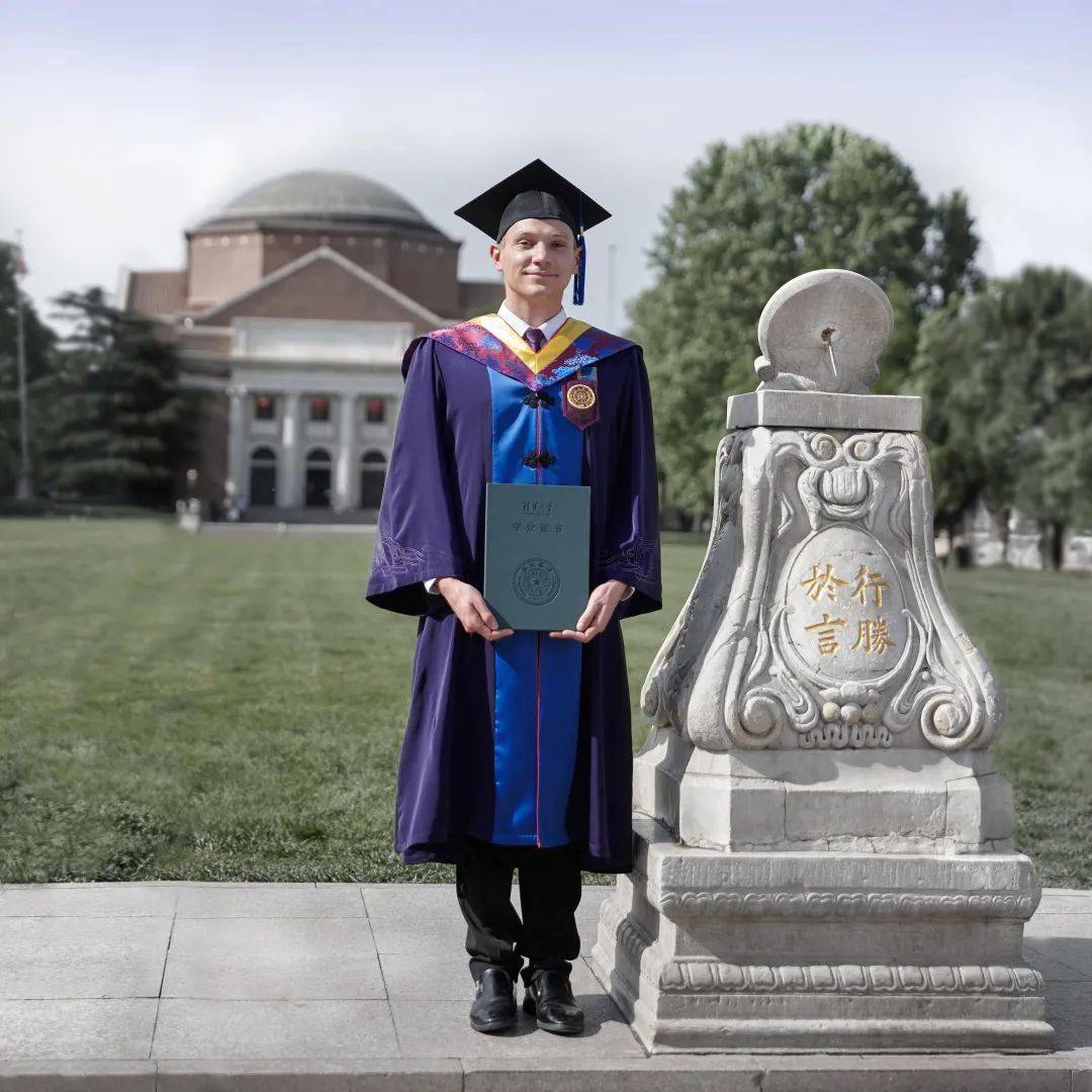 硕士学位服图片 9f906e85055048e7801a91a0325fdc78.jpeg