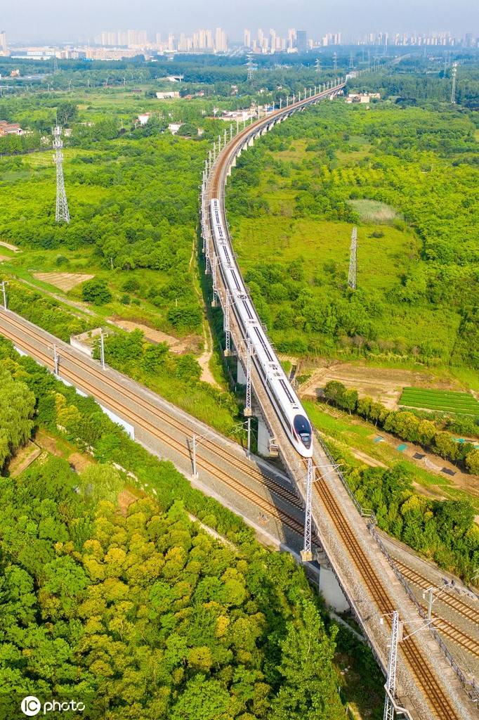 6月25日零时起 全国铁路将实行第三季度列车运行图