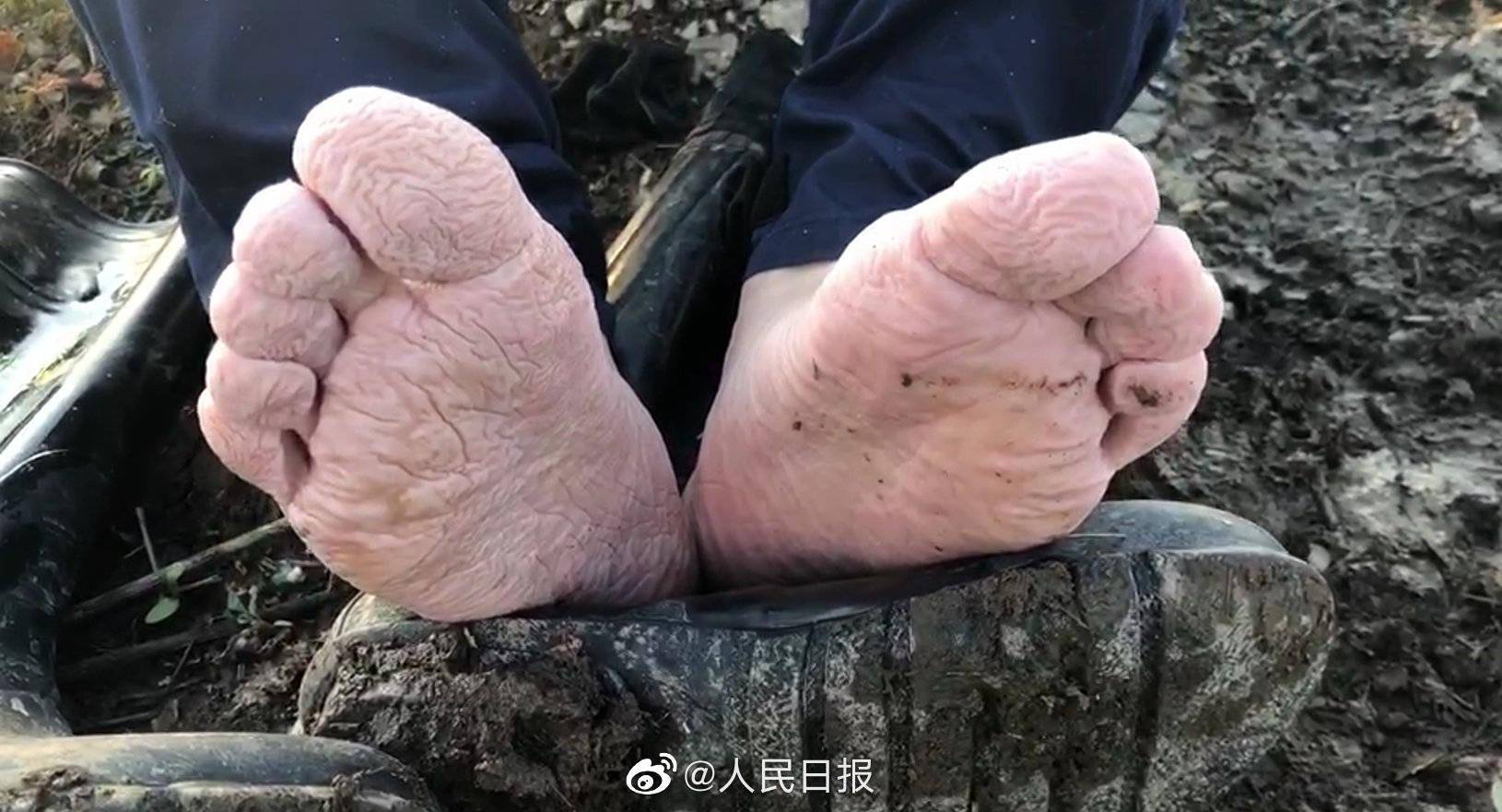 辛苦了!黑龙江呼玛县防汛一线森林消防员席地而眠,脚被洪水泡皱