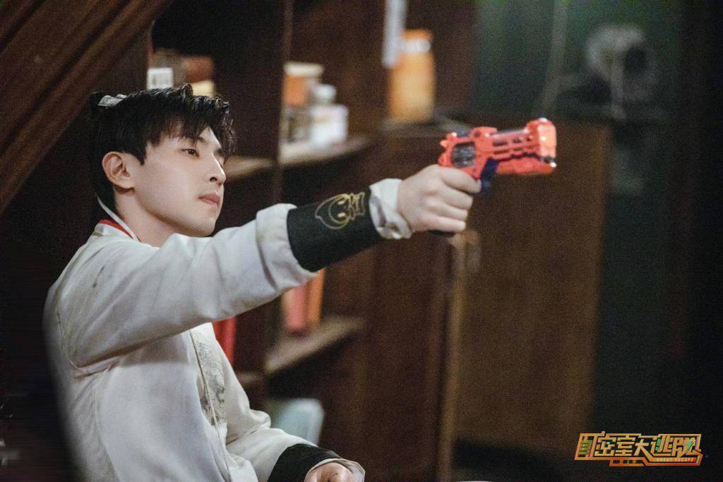 邓伦《密室大逃脱》今日上线 和他一起进入武侠世界